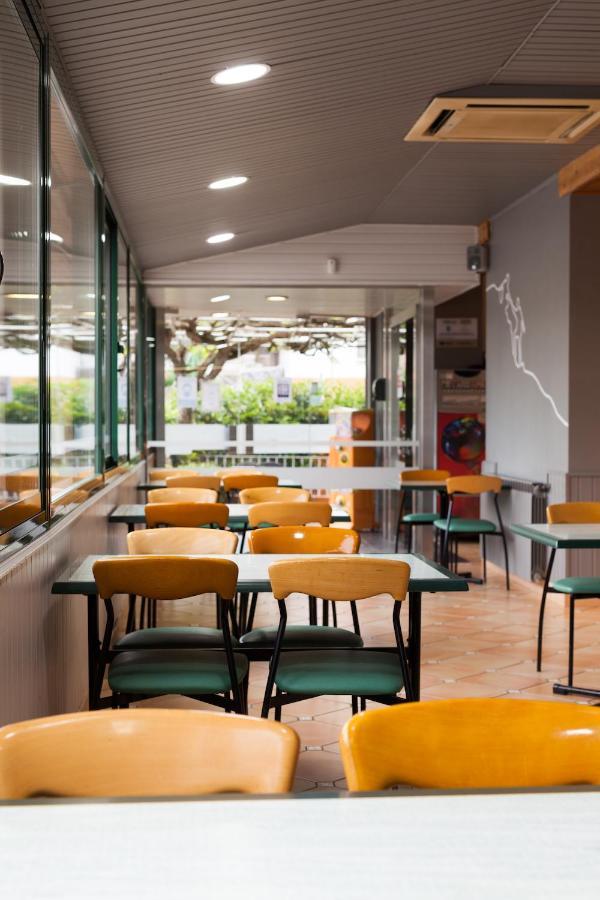 Hostal Restaurant Roma Cubells Exterior foto